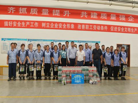 炎炎夏日，，，，，，，市总工会送清凉，，，，，，，丝丝关爱暖人心