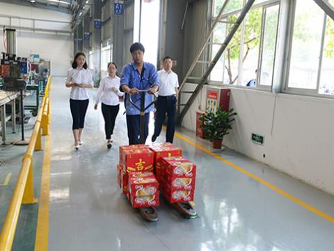 银娱优越会集团工会开展“夏日送清凉”活动